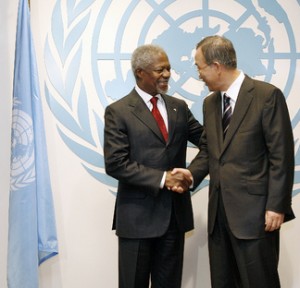 Secretary-General Kofi Annan congratulates his successor Ban Ki-moon in December 2006. UN Photo/Mark Garten